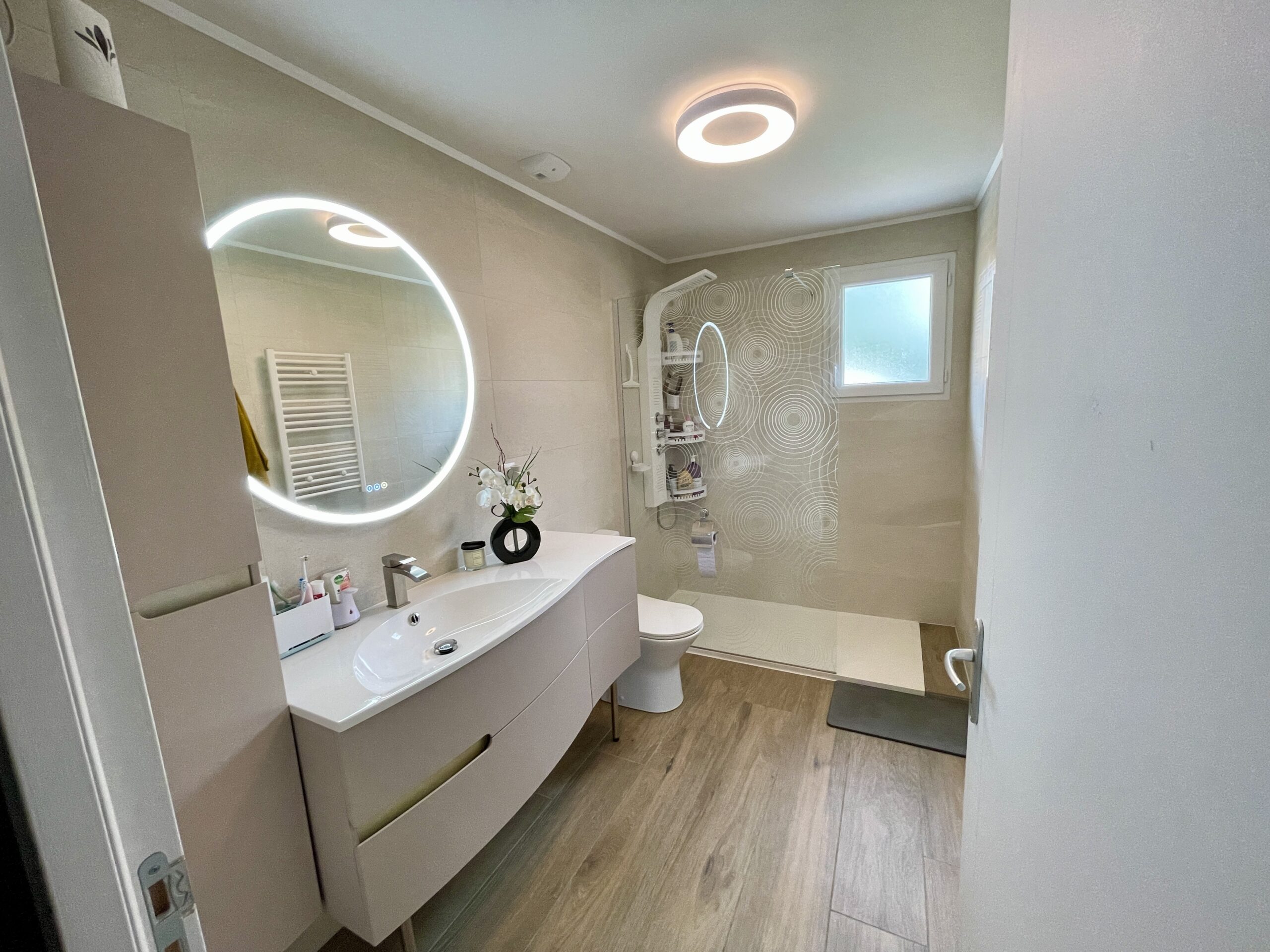 Salesforce-Agency-Posts-0012o00002dogw1AAA-salle-de-bain-moderne-mikit