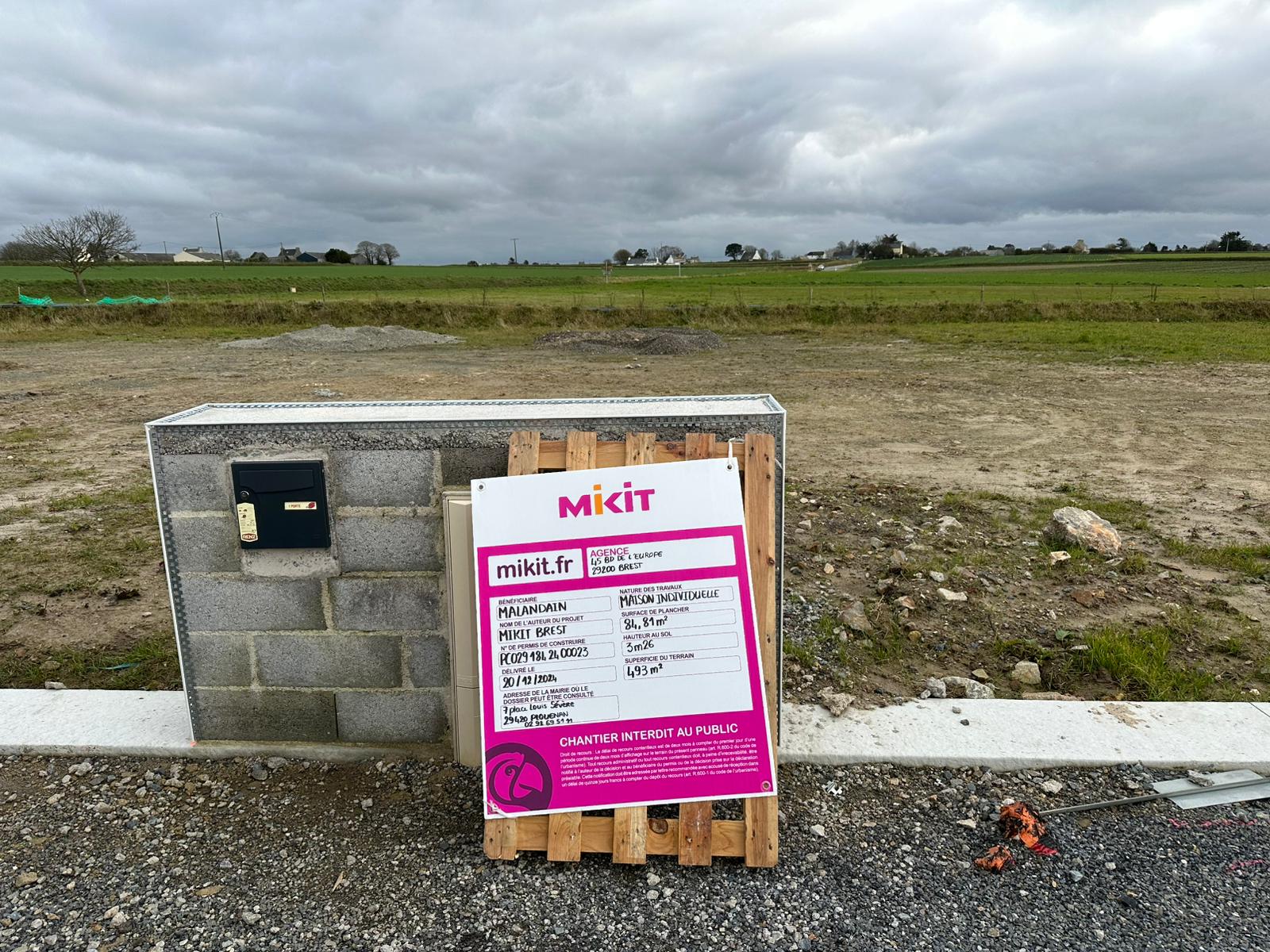 JEROME ET CHRISTELLE A PLOUENAN : POSE DUN PANNEAU DE PERMIS DE CONSTRUIRE